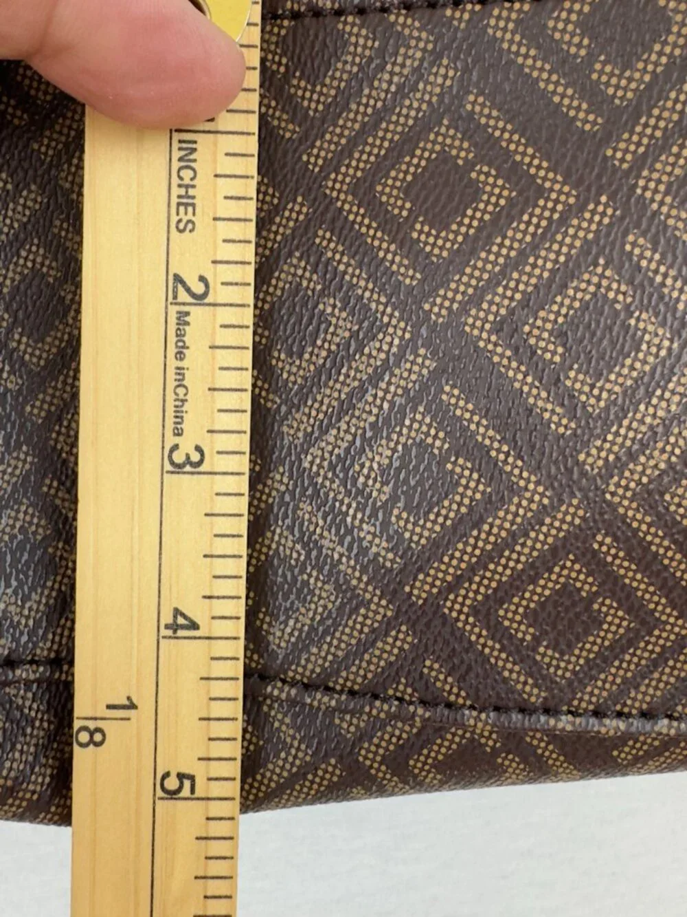 LIZ CLAIBORNE GEOMETRIC BROWN SHOULDER BAG GOLD HARDWARE ZIP SNAP INNER POCKETS